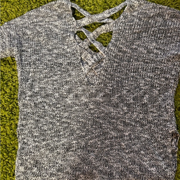 Gray and white criss-cross back sweater - Picture 3 of 8